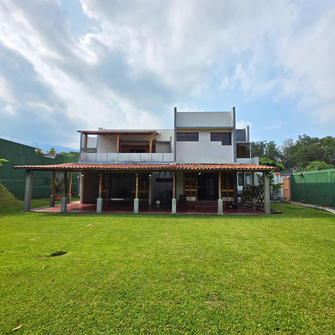 Amplia casa en venta en Colonia Maquilishuat