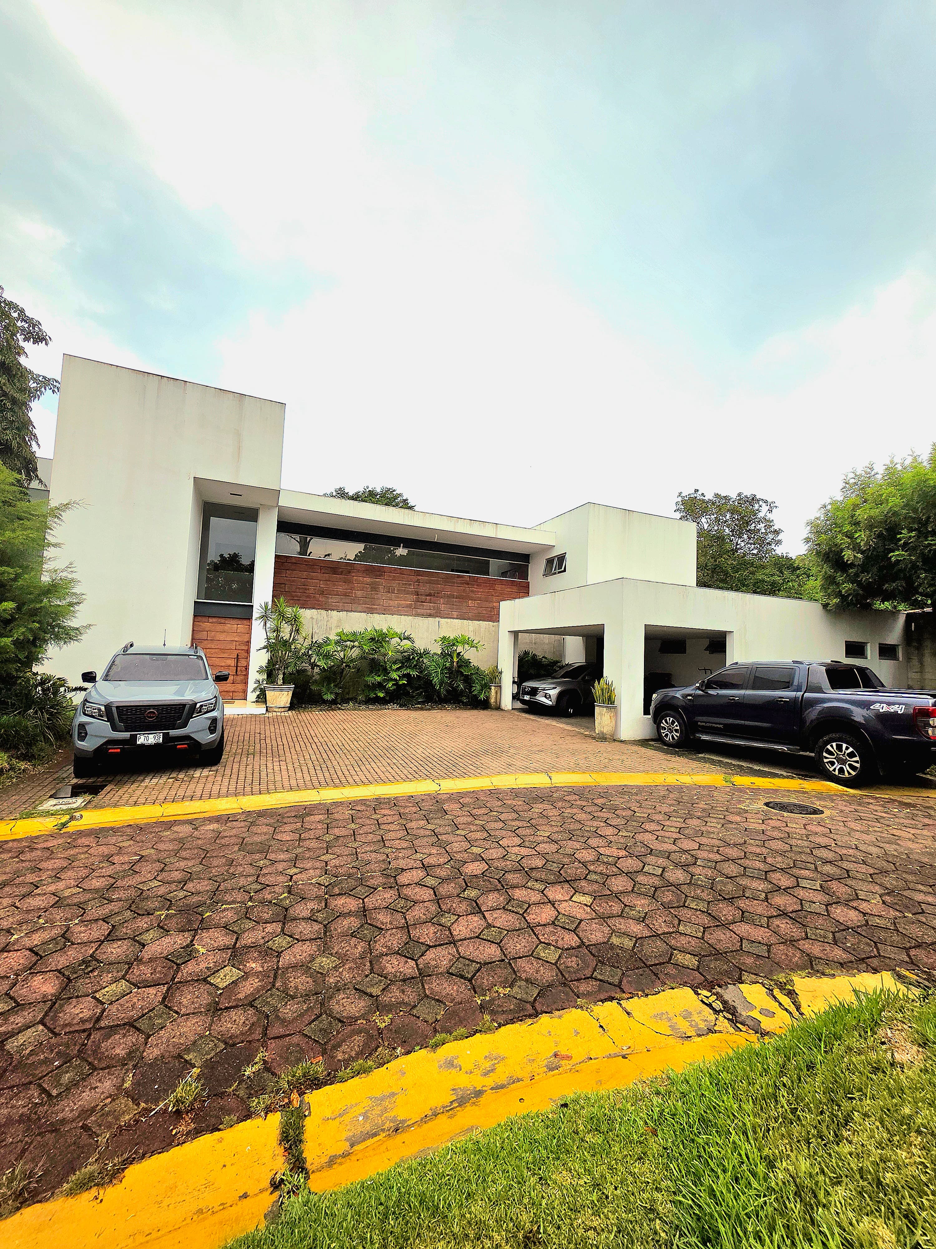 Casa contemporánea en Residencial Las Piletas III, Santa Tecla