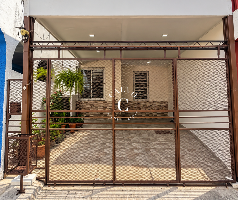 Casa con habitación en primer nivel | Pasaje privado