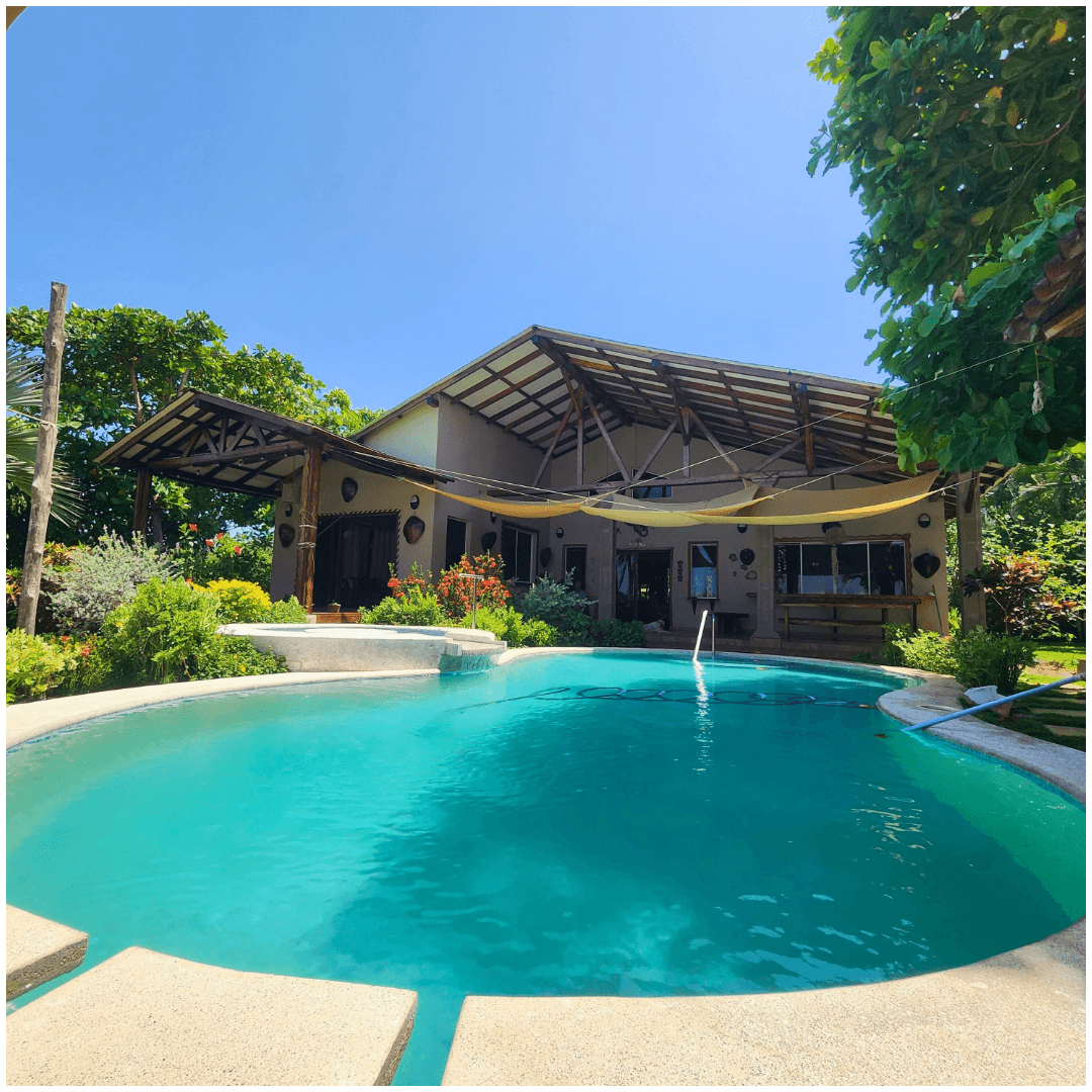 Casa de playa frente al mar en Barra de Santiago