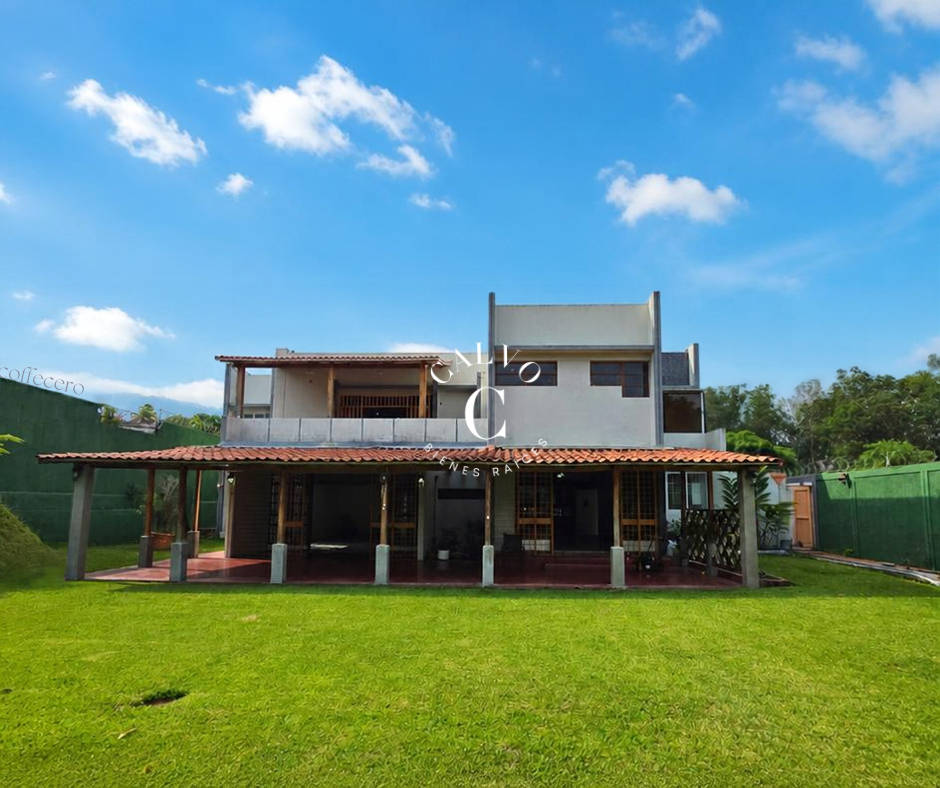 Amplia casa en venta en Colonia Maquilishuat